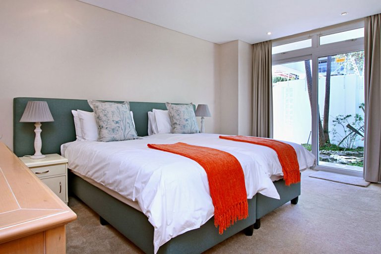 1THE MEADOWS - CAMPS BAY VILLA