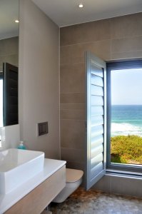 Bathroom 2 -The Cliffhanger Villa - Plettenberg Accommodation