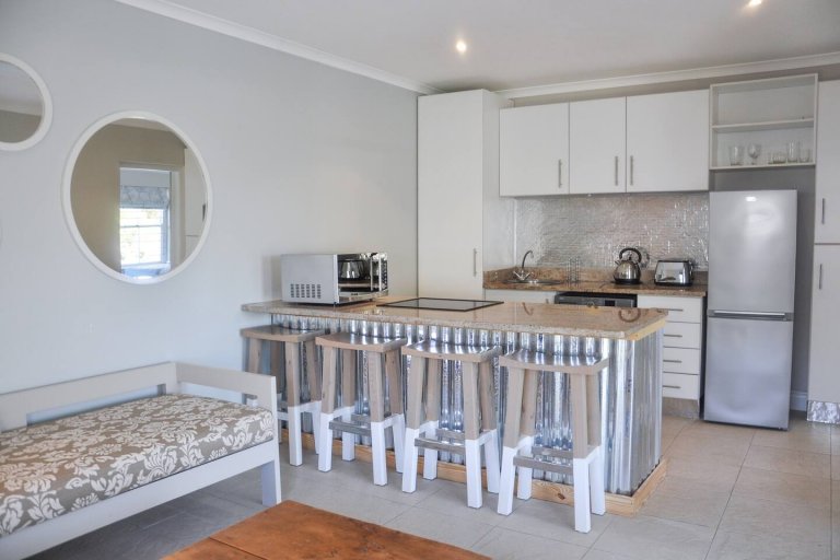 Flatlet kitchen - Beautiful Garden Route Accommodation