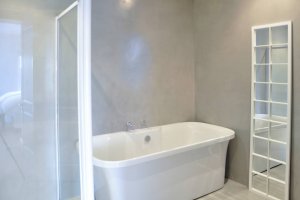 Holiday Home - Flatlet Zenon - Bathroom with shower, bath and basin