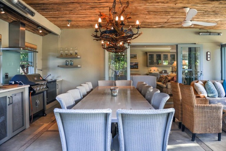 Outdoor Dining area - Family Friendly Accommodation Garden Route