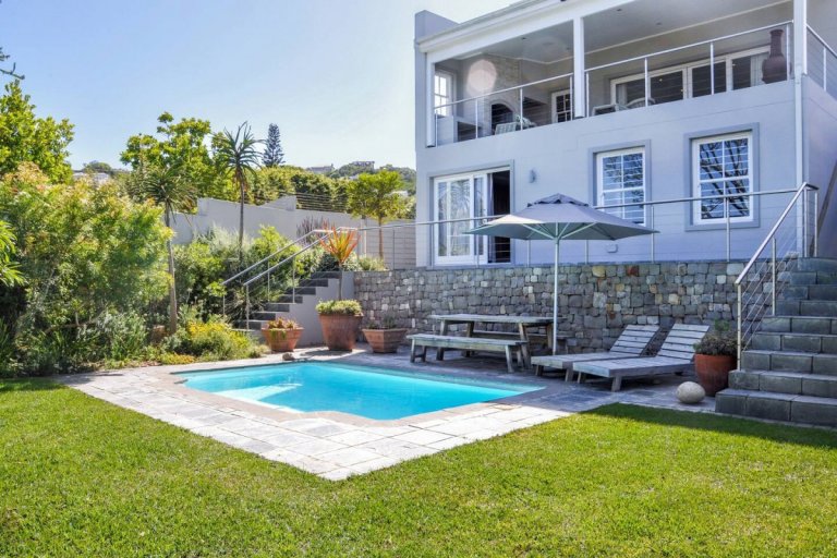 The Zenon - Garden and Pool area- Plttenberg Holiday Home