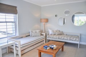 The day beds can be used as day couches or for sleeping- Zenon Flatlet - Garden Route Accomodation