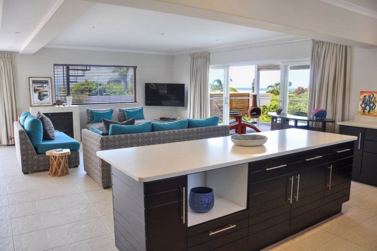 Views from the kitchen to pation - Garden Route Accommodation