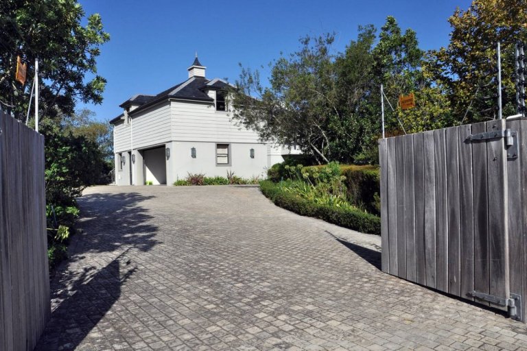 meadows-plettenberg villa- driveway entrance