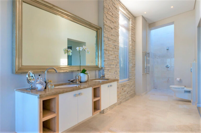 Seaside Escape: Your Gateway to Stern Luxury in Camps Bay