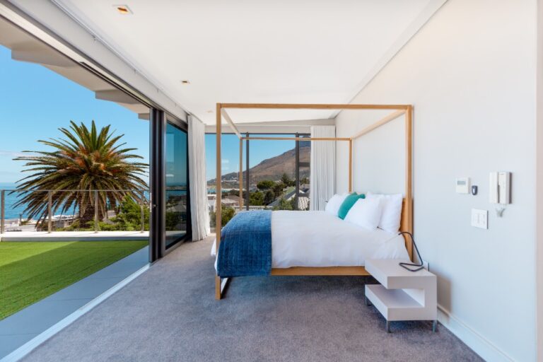 Amara Penthouse in Camps Bay - king bed with a view of the ocean