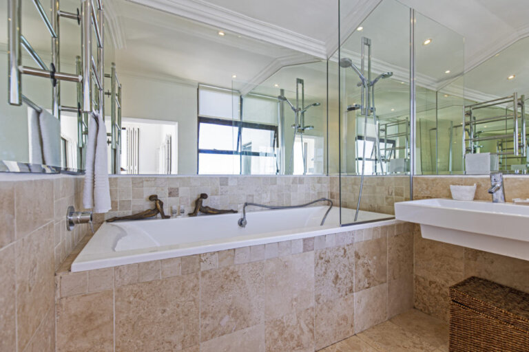 clifton-beachfront-magic_bathroom1-1024x683