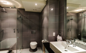 luxury-cape-town-apartment-705-Cape-Royale-Bath-3