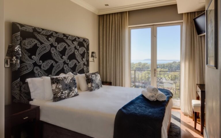luxury-cape-town-apartment-705-Cape-Royale-Bed-1