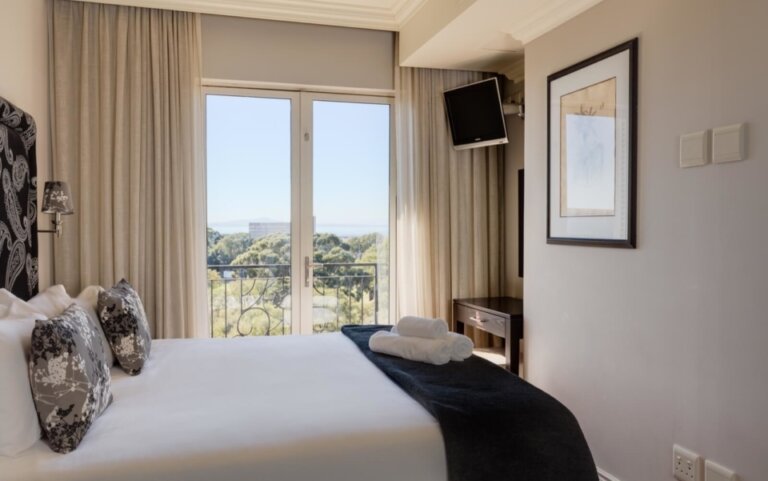 luxury-cape-town-apartment-705-Cape-Royale-Bed-1-view