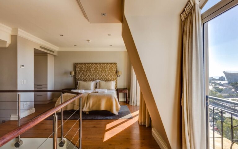 luxury-cape-town-apartment-705-Cape-Royale-Bed-3