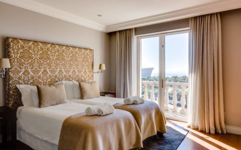 luxury-cape-town-apartment-705-Cape-Royale-Bed-3-stadium (1)