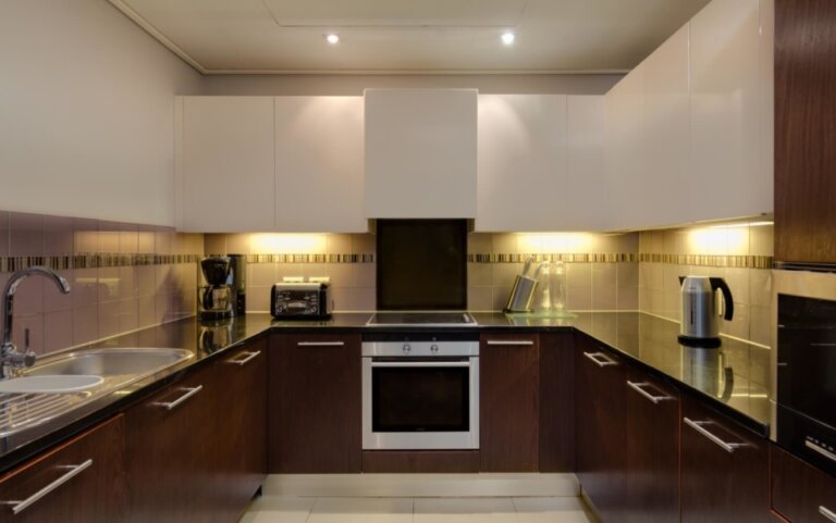 luxury-cape-town-apartment-705-Cape-Royale-Kitchen