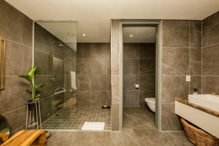 waterfront-lights-waterfront-lights-master-bathroom-304487243-960x640