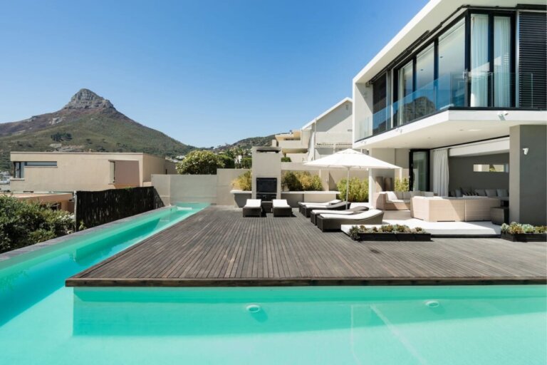 Magnetic Villa - Camps Bay- entertainemnt area