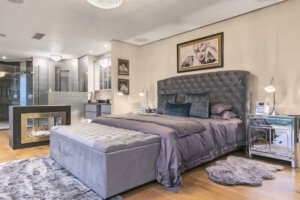 Constantia Mansion - Luxury Villa in Cape Town- bedroom 1