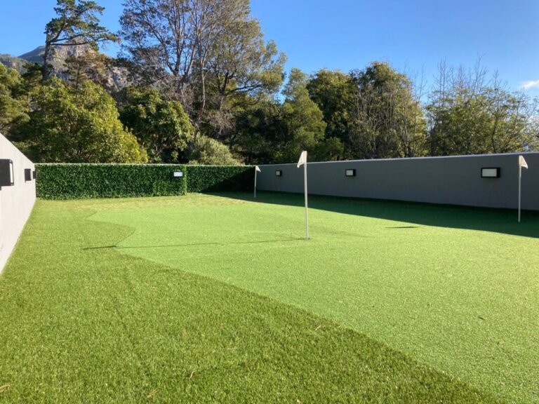 Constantia Mansion - Luxury Villa in Cape Town- put put area