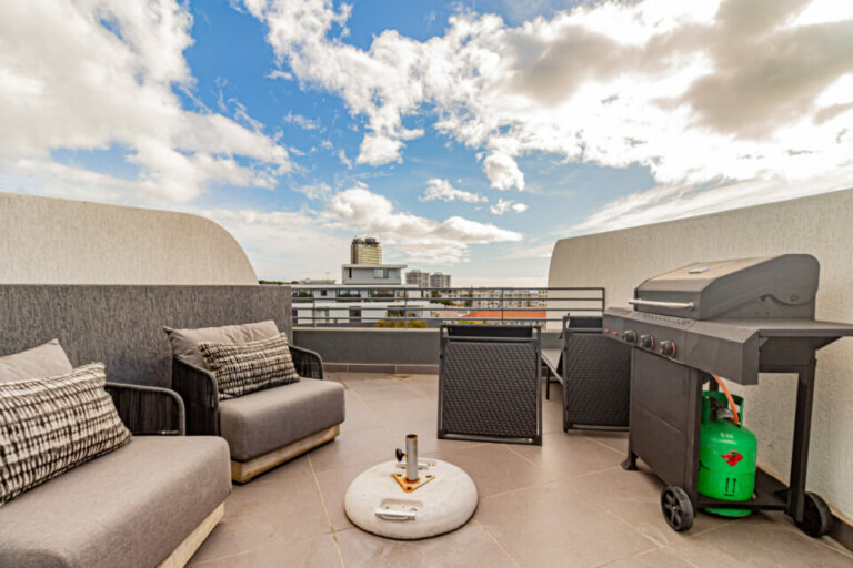 scholtz-penthouse-scholtz-penthouse-balcony-with-lounge-seating-1467554095-1-scaled-960x640