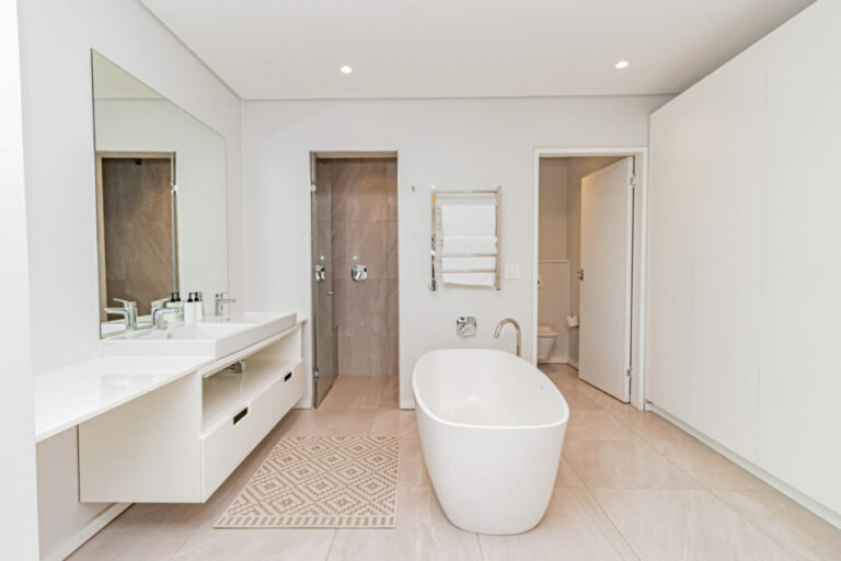 scholtz-penthouse-scholtz-penthouse-master-bathroom-1467554107-scaled-960x640