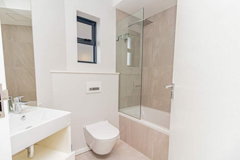 scholtz-penthouse-scholtz-penthouse-second-bathroom-1467554111-scaled-960x640