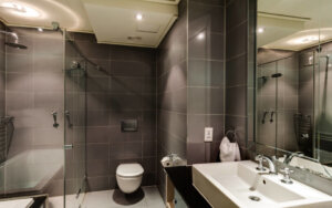 luxury-cape-town-apartment-705-Cape-Royale-Bath-3-960x600_c