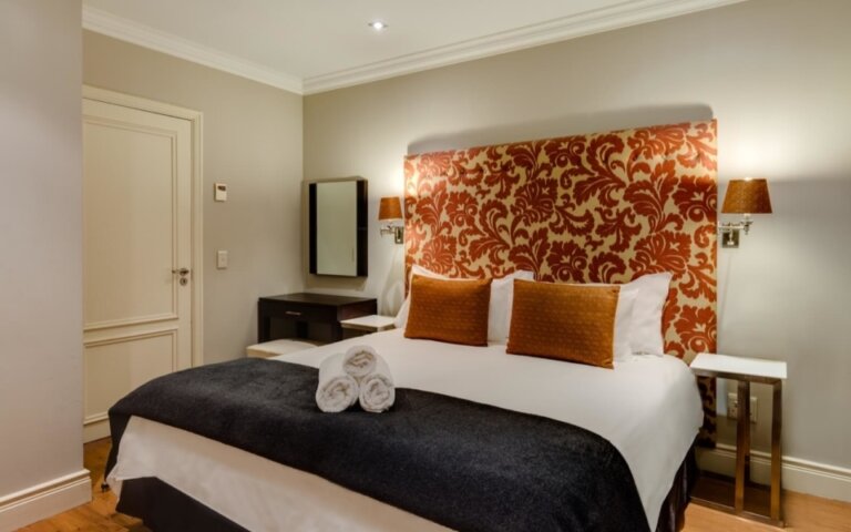 luxury-cape-town-apartment-705-Cape-Royale-Bed-02-960x600_c