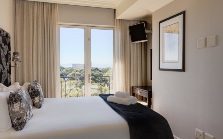 luxury-cape-town-apartment-705-Cape-Royale-Bed-1-view-960x600_c