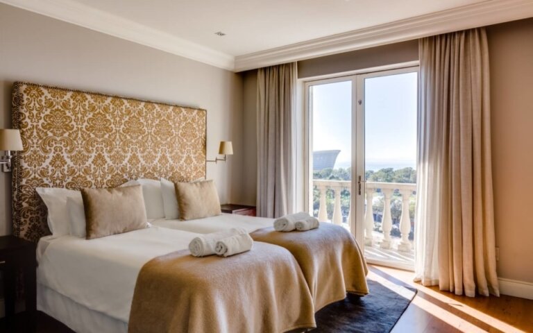 luxury-cape-town-apartment-705-Cape-Royale-Bed-3-stadium-960x600_c
