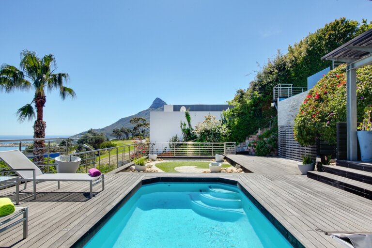 sea-and-rock-villa-19783854