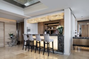 Penthouse In Mouille Point - 5 Star Accommodation- bar area