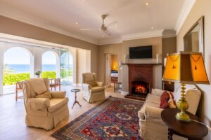 Bingley place - Villa in Camps bay - fireplace in lounge
