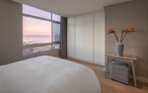 luxury-vacation-rental-holiday-apartment-cape-town-mouille-point-villa-marina-24-BEDBATH01-960x600_c