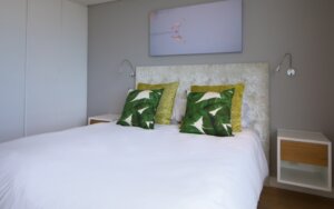 luxury-vacation-rental-holiday-apartment-cape-town-mouille-point-villa-marina-24-BEDBATH03-960x600_c