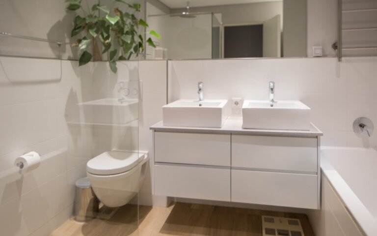 luxury-vacation-rental-holiday-apartment-cape-town-mouille-point-villa-marina-24-BEDBATH04-960x600_c