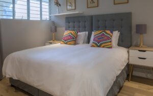 luxury-vacation-rental-holiday-apartment-cape-town-mouille-point-villa-marina-24-BEDBATH06-960x600_c