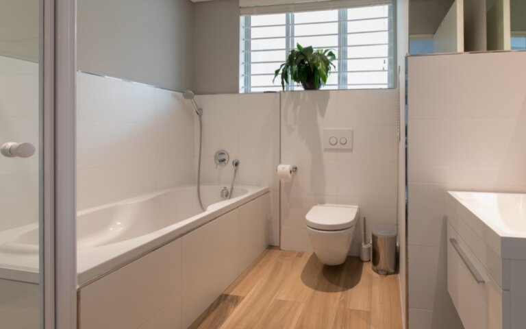 luxury-vacation-rental-holiday-apartment-cape-town-mouille-point-villa-marina-24-BEDBATH07-960x600_c