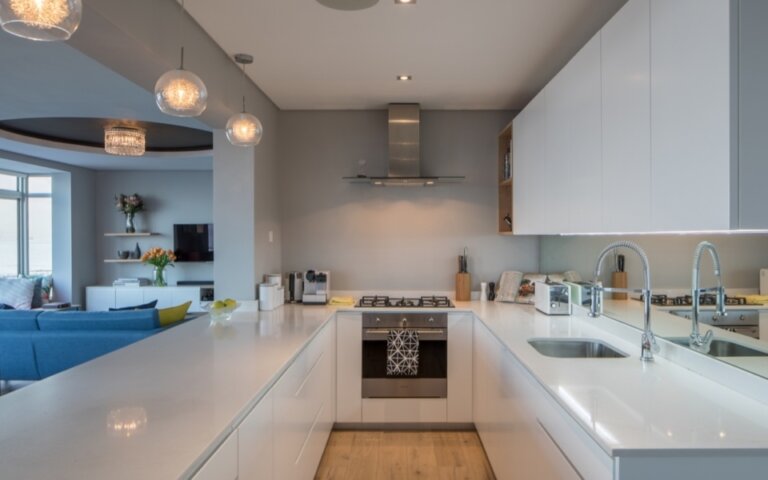 luxury-vacation-rental-holiday-apartment-cape-town-mouille-point-villa-marina-24-LIVING05-960x600_c