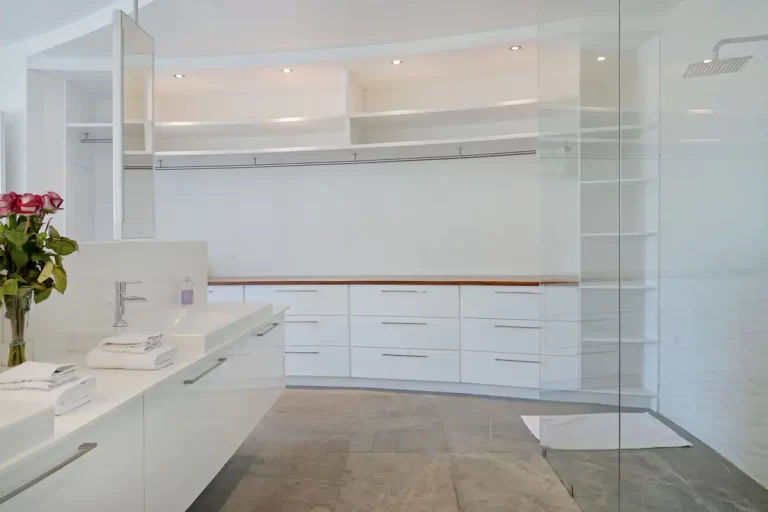 Raventsyen - bathroom