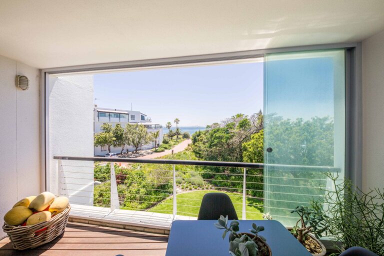 25 Dover, Waterclub, Mouille Point-010