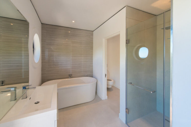 Camps Bay Elegance: Discovering the Panoramic Beauty of Strathmore Heights