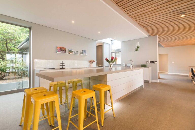 6 Bedroom holiday rental - Argyle Villa Cape Town