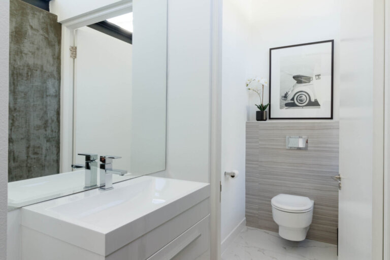 Captivating Panoramas & Refined Living: Strathmore Heights' Essence