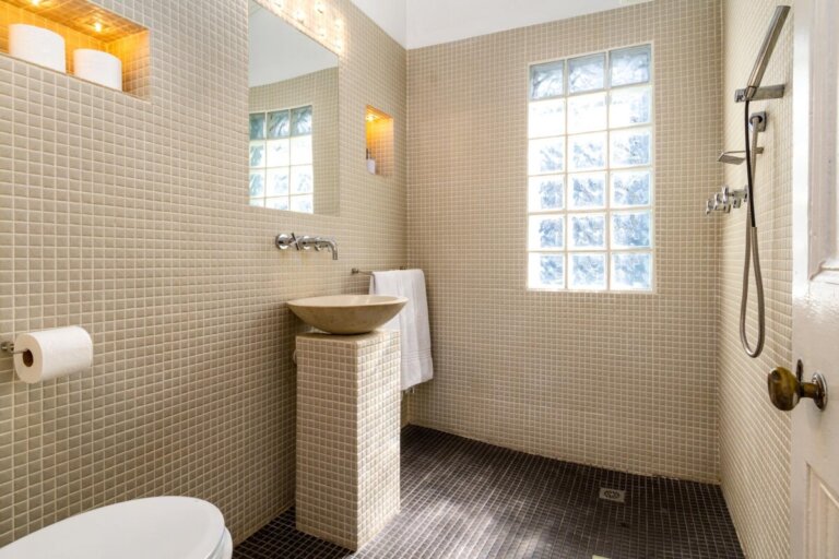 bertram-majolica-third-bedroom-en-suite-4783945628