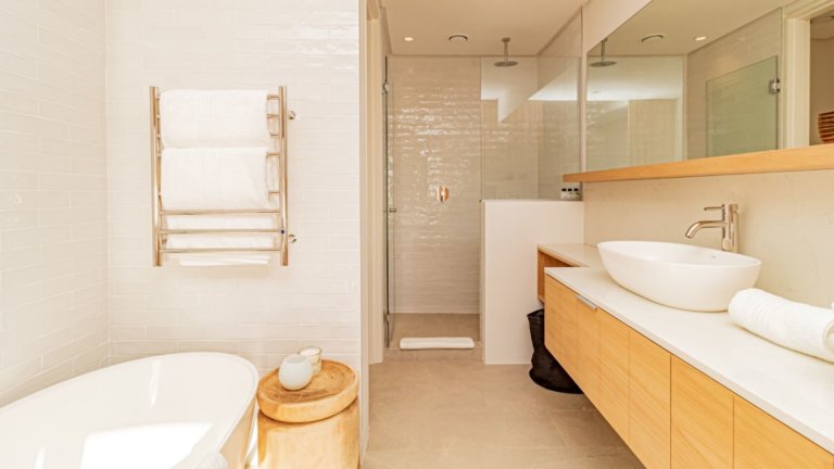 alpha-sunsets-alpha-sunsets-master-bedroom-en-suite-bathroom-699890199