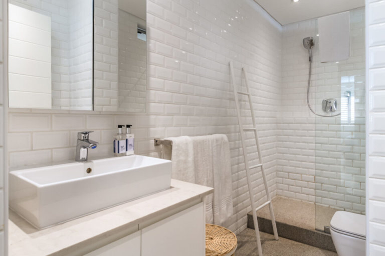 pleasant-ways-pleasant-ways-shared-bathroom-4754561400-960x640