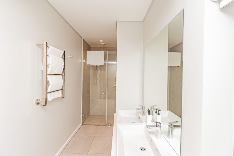 9-on-s-9-on-s-en-suite-1-1224355960-1