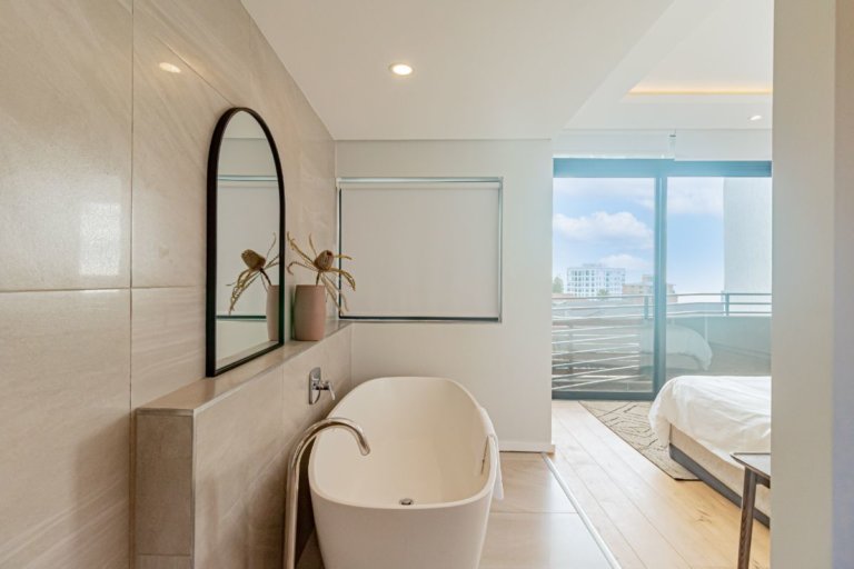 9-on-s-9-on-s-master-en-suite-1224355996