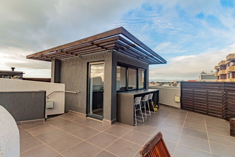 9-on-s-9-on-s-rooftop-deck-kitchenette-1224357281