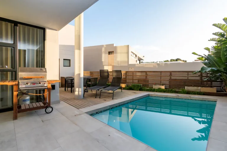 beta villa - pool 2